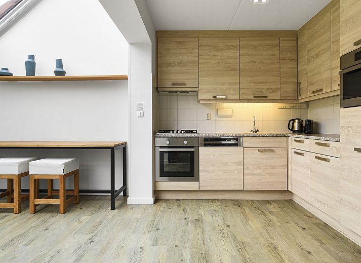 Lichte woonkamer in Beach Resort Ooghduyne 6-persoons villa, Noordzeekust, Noord-Holland.