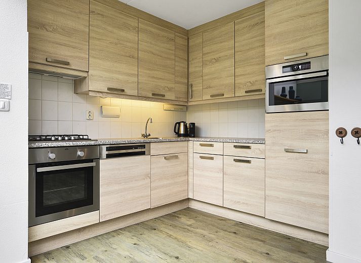 Lichte woonkamer in Beach Resort Ooghduyne 6-persoons villa, Noordzeekust, Noord-Holland.