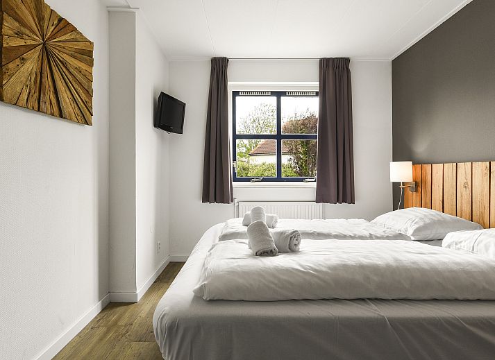 Lichte woonkamer in Beach Resort Ooghduyne 6-persoons villa, Noordzeekust, Noord-Holland.