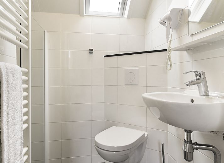 Eetkamer met grote tafel in Beach Resort Ooghduyne 6-persoons villa, Julianadorp aan Zee.