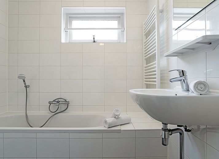 Gemuetlicher Essbereich in der 4-Bett-Villa des Beach Resort Ooghduyne, Julianadorp aan Zee, Nordholland. Perfekt fuer entspannte Mahlzeiten.