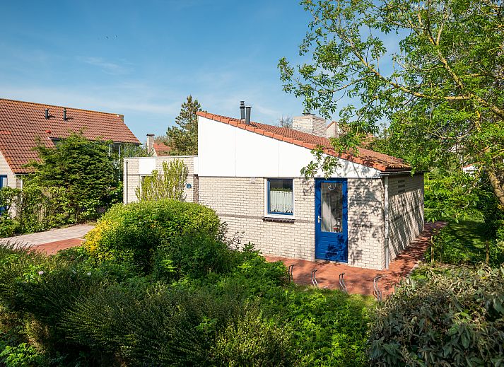 Gemuetlicher Essbereich in der 4-Bett-Villa des Beach Resort Ooghduyne, Julianadorp aan Zee, Nordholland. Perfekt fuer entspannte Mahlzeiten.