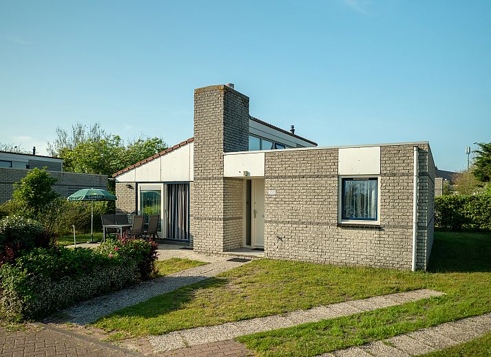 Gemuetlicher Essbereich in der 4-Bett-Villa des Beach Resort Ooghduyne, Julianadorp aan Zee, Nordholland. Perfekt fuer entspannte Mahlzeiten.