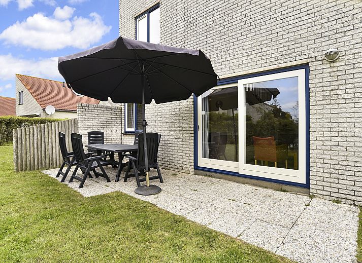 Gemuetliches Wohnzimmer der 6-Personen-Villa Beach Resort Ooghduyne in Julianadorp aan Zee, Nordholland, mit moderner Einrichtung und natuerlichem Licht.