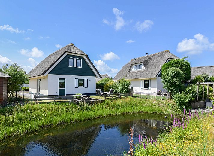 Ruime woonkamer met toegang tot terras, Julianadorp aan Zee, Noord-Holland.