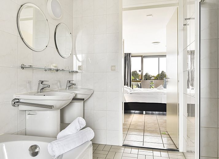 Guest house 454057 - Bungalow Noordzeekust - Beach Resort Ooghduyne | 4-persoons appartement | 4B1