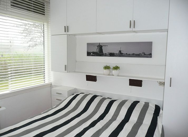 Rustiek bankje met uitzicht op natuur bij bungalow Duinzicht in Julianadorp aan Zee, Noord-Holland.