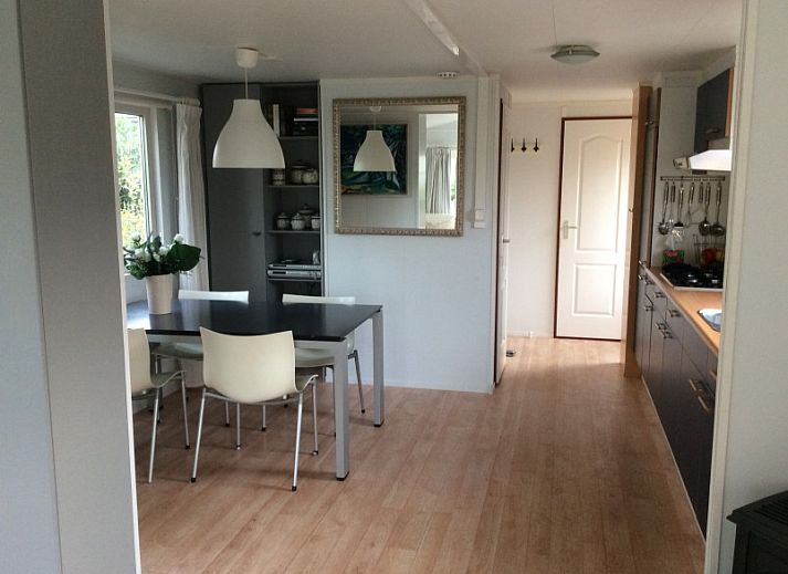 Comfortabel terras bij Noordzee Scheveningen chalet, omgeven door groen in Scheveningen, Noordzeekust.