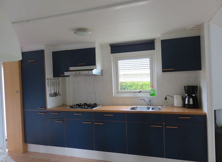 Comfortabel terras bij Noordzee Scheveningen chalet, omgeven door groen in Scheveningen, Noordzeekust.