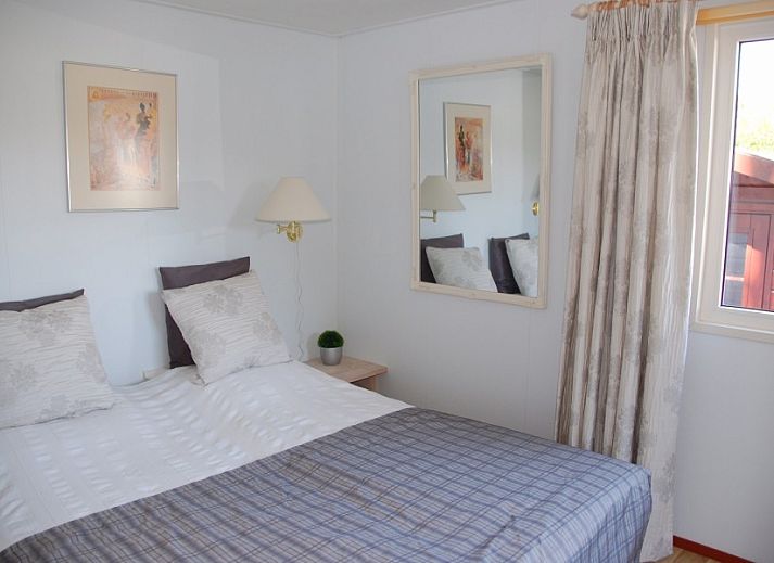 Comfortabel terras bij Noordzee Scheveningen chalet, omgeven door groen in Scheveningen, Noordzeekust.