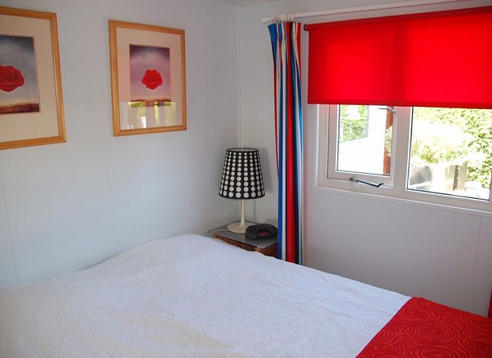 Comfortabel terras bij Noordzee Scheveningen chalet, omgeven door groen in Scheveningen, Noordzeekust.