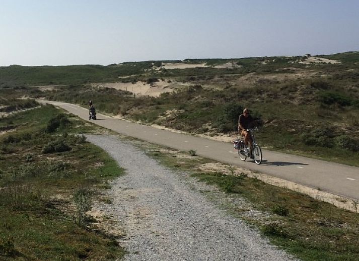 Zonnige buitenruimte van Noordzee Scheveningen chalet met moderne tuinmeubelen in Zuid-Holland.