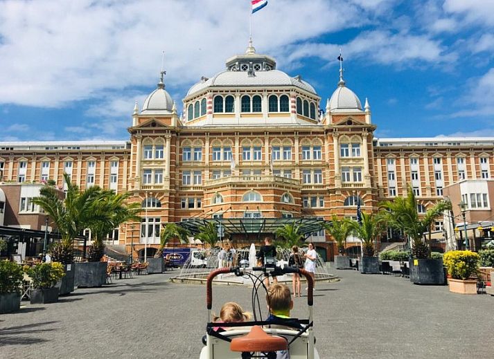 Zonnige buitenruimte van Noordzee Scheveningen chalet met moderne tuinmeubelen in Zuid-Holland.