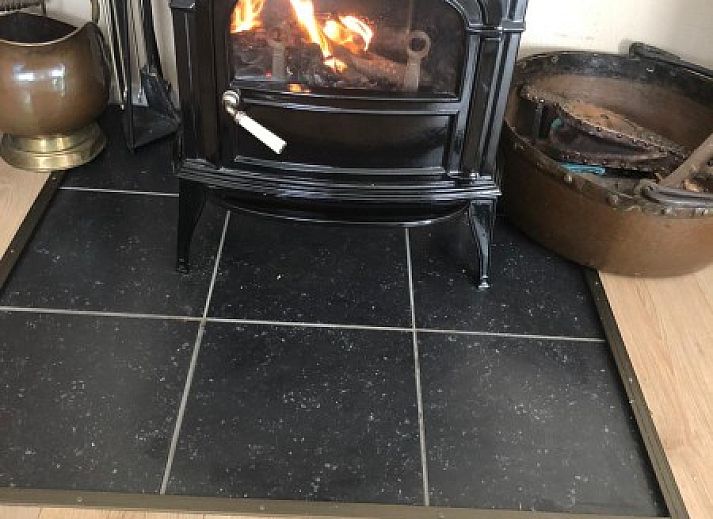 Huis op Duynopgangh in Julianadorp, een charmant vakantiehuis aan de Noordzeekust met rieten dak en zonnig terras.