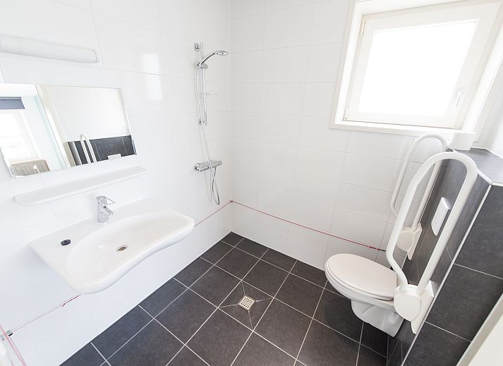 Guest house 454084 - Bungalow Noordzeekust - Beach Resort Ooghduyne | 10-persoons villa | 10L1