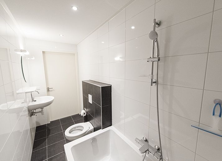 Guest house 454085 - Bungalow Noordzeekust - Beach Resort Ooghduyne | 12-persoons villa | 12C