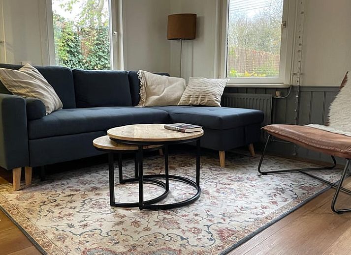 Veranda des Ferienhauses in Warmenhuizen, Ferienhaus an der Nordseekueste in Nordholland, umgeben von Gruen.