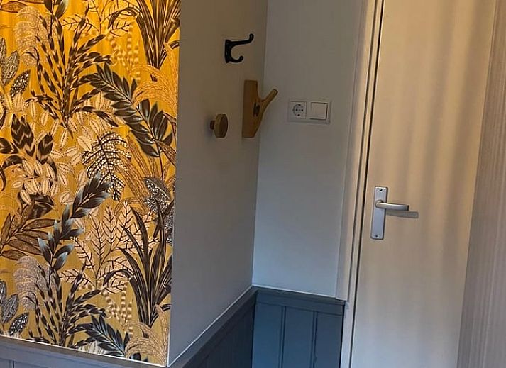 Essecke des Huisje in Warmenhuizen, Ferienhaus in Warmenhuizen, Nordholland, mit stilvoller Einrichtung.