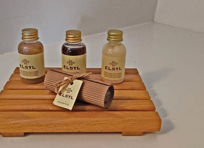 Landelijke omgeving met tractor bij Huisje in Warmenhuizen, Noordzeekust, Noord-Holland vakantiehuis.