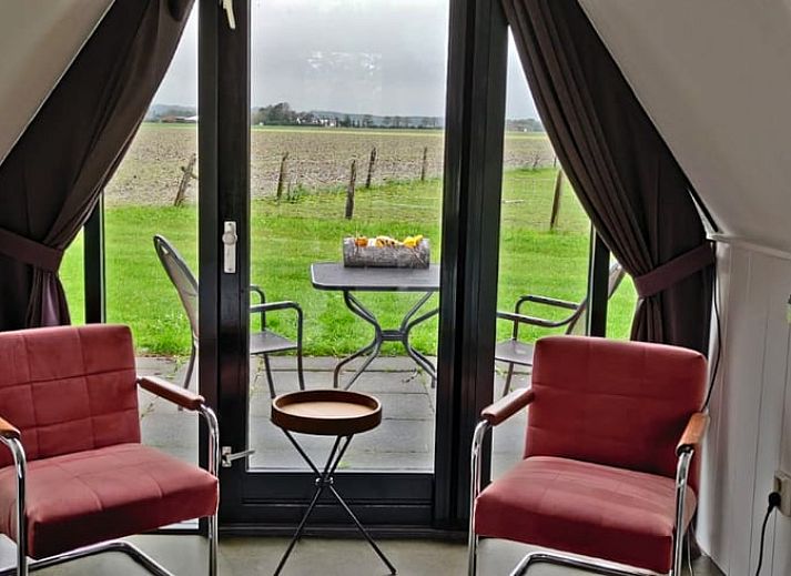 Landelijke omgeving met tractor bij Huisje in Warmenhuizen, Noordzeekust, Noord-Holland vakantiehuis.