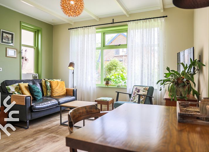 Helles Wohnzimmer des NH093 Ferienhauses in Warmenhuizen, Nordseekueste, Nordholland.