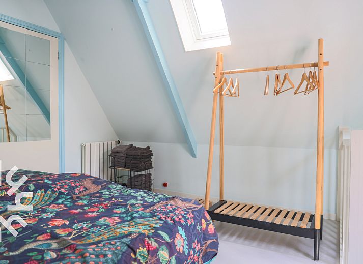 Luftaufnahme des NH093 Ferienhauses mit gruenem Garten in Warmenhuizen, Nordseekueste.