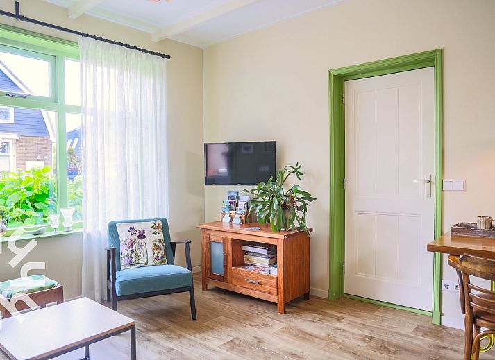 Luftaufnahme des NH093 Ferienhauses mit gruenem Garten in Warmenhuizen, Nordseekueste.