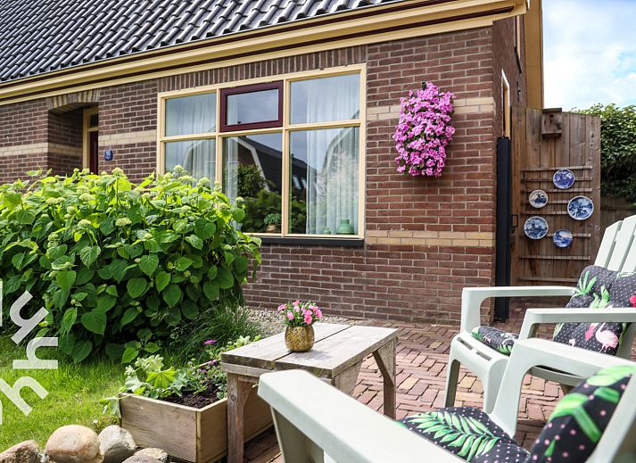 Luftaufnahme des NH093 Ferienhauses mit gruenem Garten in Warmenhuizen, Nordseekueste.