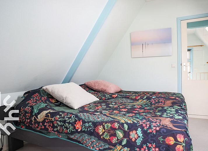 Schlafzimmer mit Dachfenster im NH093 Ferienhaus Warmenhuizen, Nordseekueste, Nordholland.