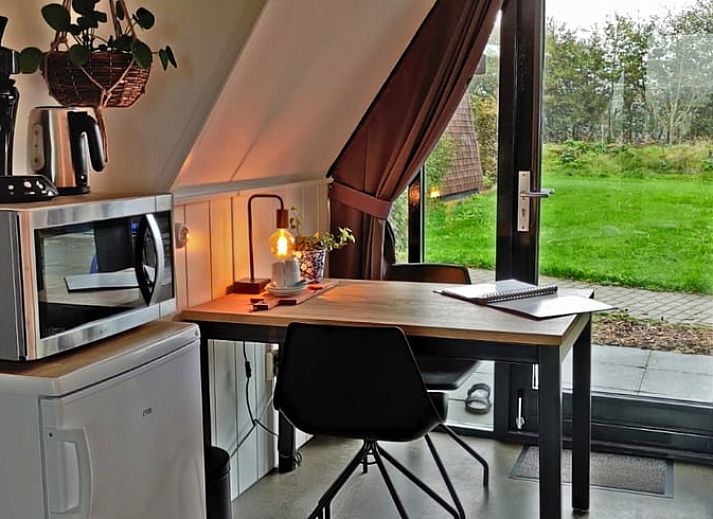 Winters tafereel bij Huisje in Warmenhuizen, vakantiehuis aan de Noordzeekust in Noord-Holland, met sneeuw en zonsondergang.