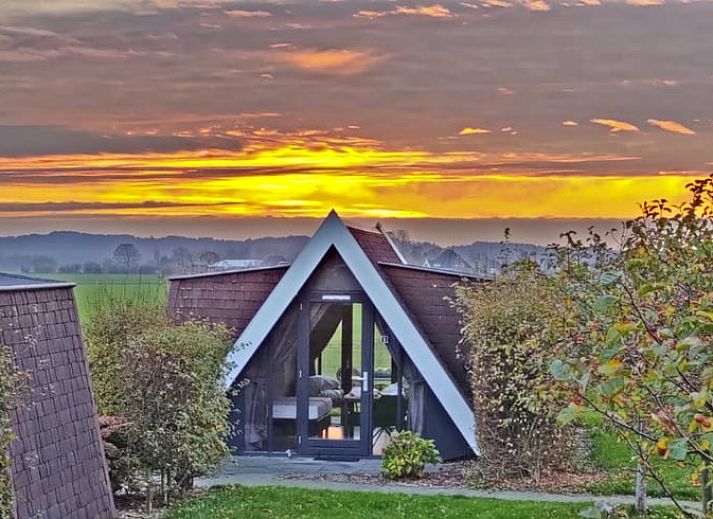 Winters tafereel bij Huisje in Warmenhuizen, vakantiehuis aan de Noordzeekust in Noord-Holland, met sneeuw en zonsondergang.