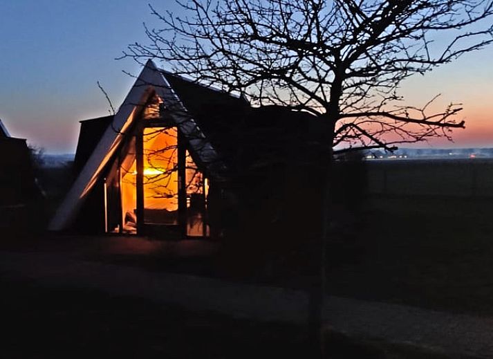 Keukenbenodigdheden in Huisje in Warmenhuizen, vakantieaccommodatie aan de Noordzeekust in Noord-Holland, met servies en kruiden.