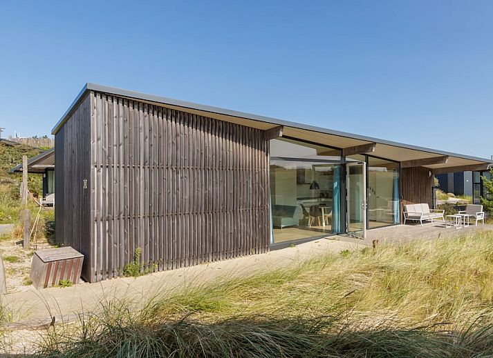 Sea House Spezielles Ferienhaus in Overveen, Nordseekueste, umgeben von Duenen mit moderner Terrasse und Glasfassade.