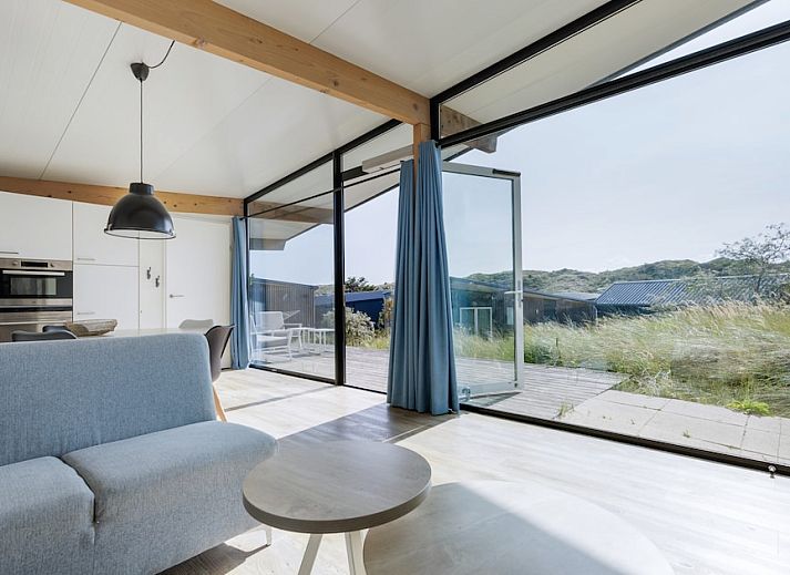 Sea House Spezielles Ferienhaus in Overveen, Nordseekueste, umgeben von Duenen mit moderner Terrasse und Glasfassade.