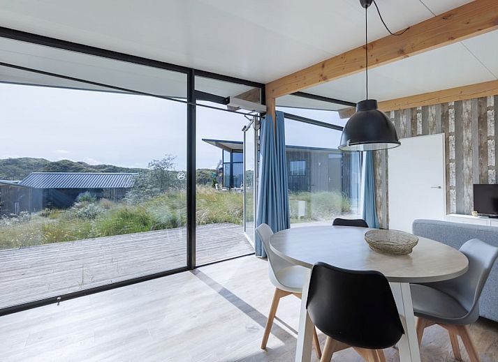 Sea House Spezielles Ferienhaus in Overveen, Nordseekueste, umgeben von Duenen mit moderner Terrasse und Glasfassade.