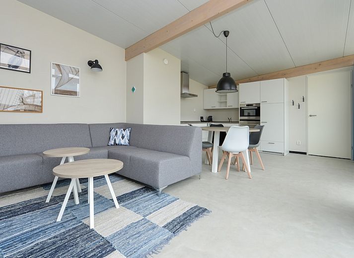 Sea House Spezielles Ferienhaus in Overveen, Nordseekueste, umgeben von Duenen mit moderner Terrasse und Glasfassade.