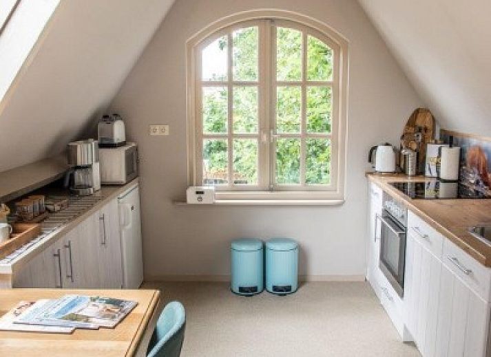 Stijlvolle slaapkamer in Casa Allegria, Bergen, met houten trap en rustieke inrichting voor een ontspannen verblijf.