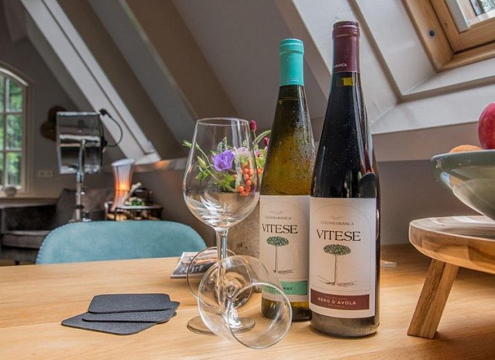 Stijlvolle slaapkamer in Casa Allegria, Bergen, met houten trap en rustieke inrichting voor een ontspannen verblijf.