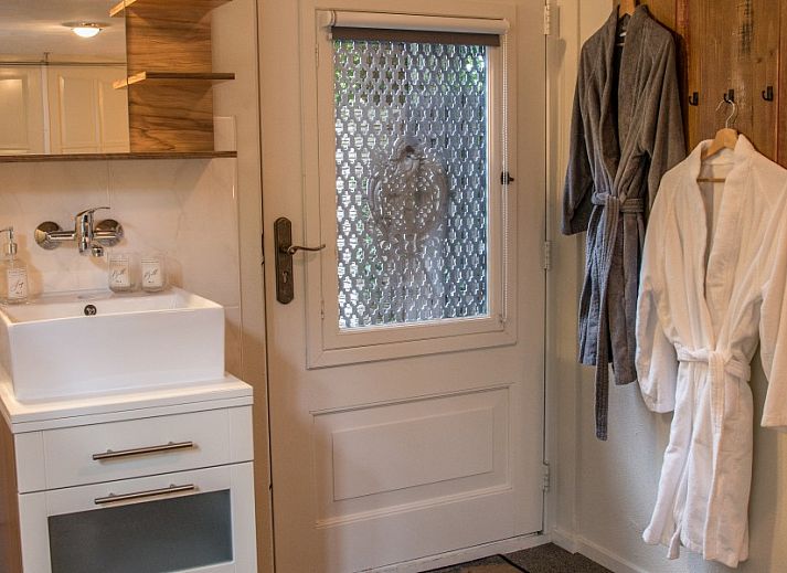 Stijlvolle slaapkamer in Casa Allegria, Bergen, met houten trap en rustieke inrichting voor een ontspannen verblijf.