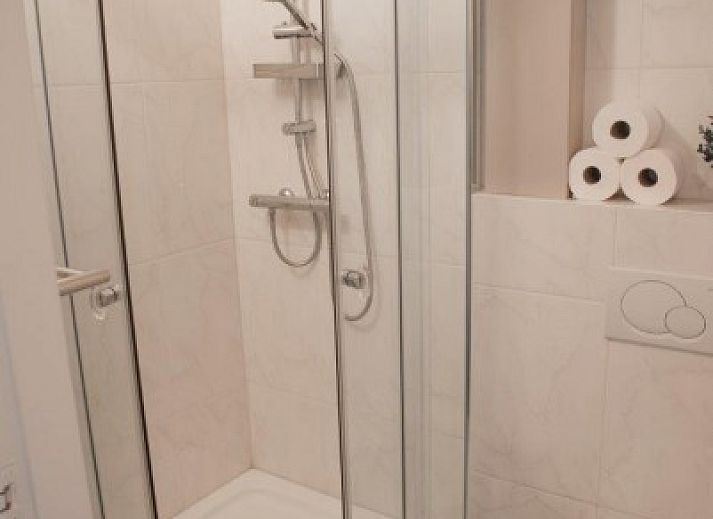 Stijlvolle slaapkamer in Casa Allegria, Bergen, met houten trap en rustieke inrichting voor een ontspannen verblijf.