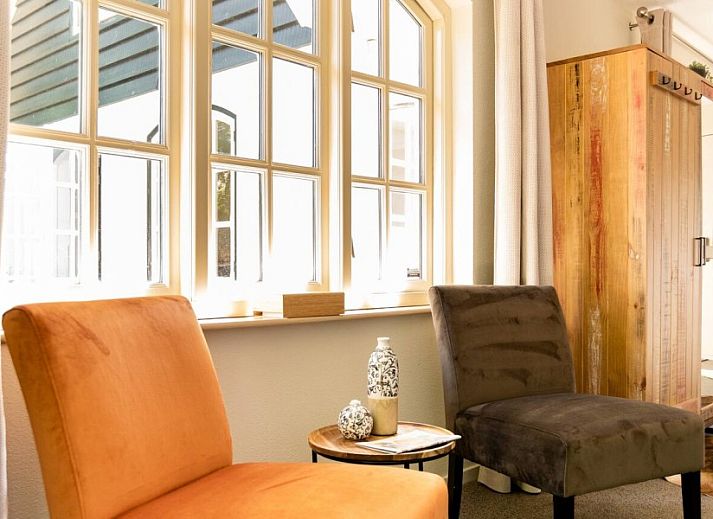 Comfortabele slaapkamer in Casa Allegria, Bergen, Noordzeekust, met sfeervolle verlichting en luxe beddengoed.