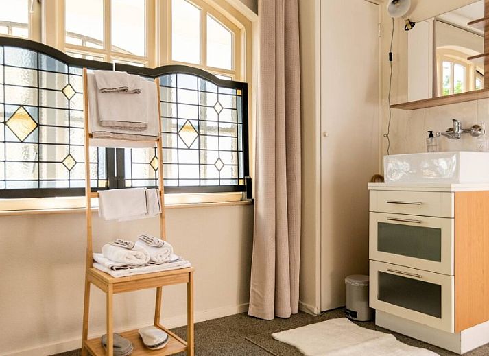 Comfortabele slaapkamer in Casa Allegria, Bergen, Noordzeekust, met sfeervolle verlichting en luxe beddengoed.