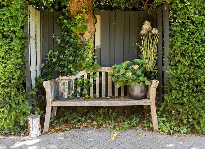 Comfortabele slaapkamer in Casa Allegria, Bergen, Noordzeekust, met sfeervolle verlichting en luxe beddengoed.