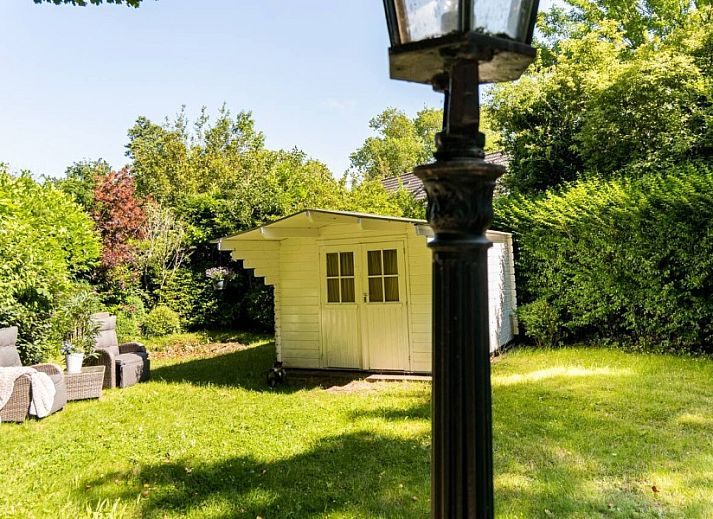 Comfortabele slaapkamer in Casa Allegria, Bergen, Noordzeekust, met sfeervolle verlichting en luxe beddengoed.