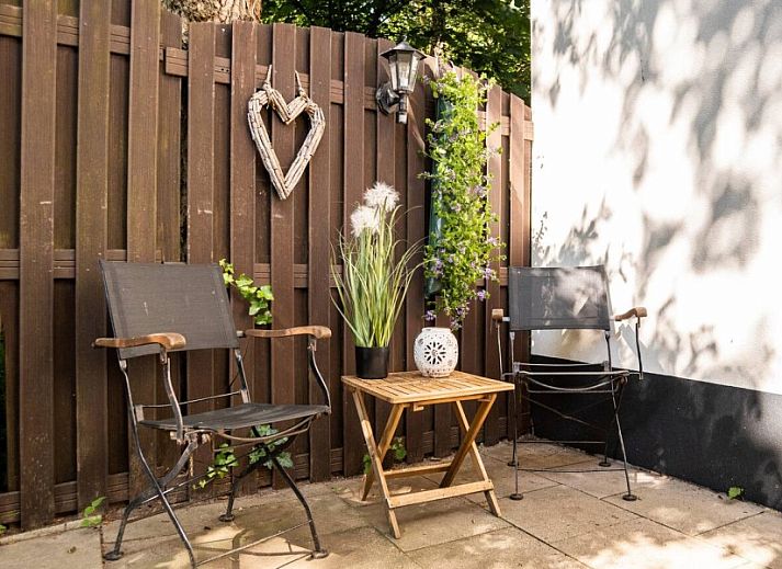 Gezellige woonkamer in Casa Allegria, Bergen, met moderne meubels en veel natuurlijk licht voor ultieme ontspanning.