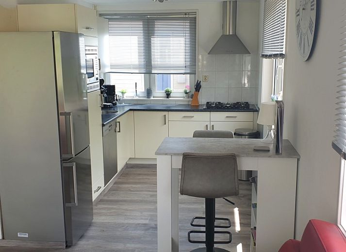 Gemuetliche Veranda im Ferienhaus Visvriend in Wervershoof, IJsselmeerkueste, Nordholland, umgeben von gruener Natur.