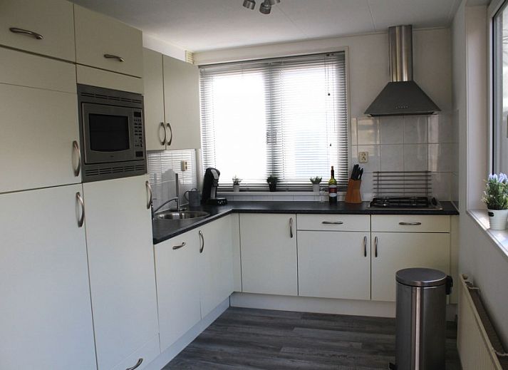 Gemuetliche Veranda im Ferienhaus Visvriend in Wervershoof, IJsselmeerkueste, Nordholland, umgeben von gruener Natur.