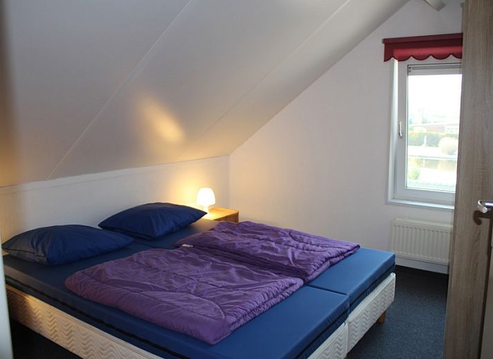 Geraeumige Terrasse am Ferienhaus Visvriend in Wervershoof, IJsselmeerkueste, Nordholland mit bequemen Sitzgelegenheiten.