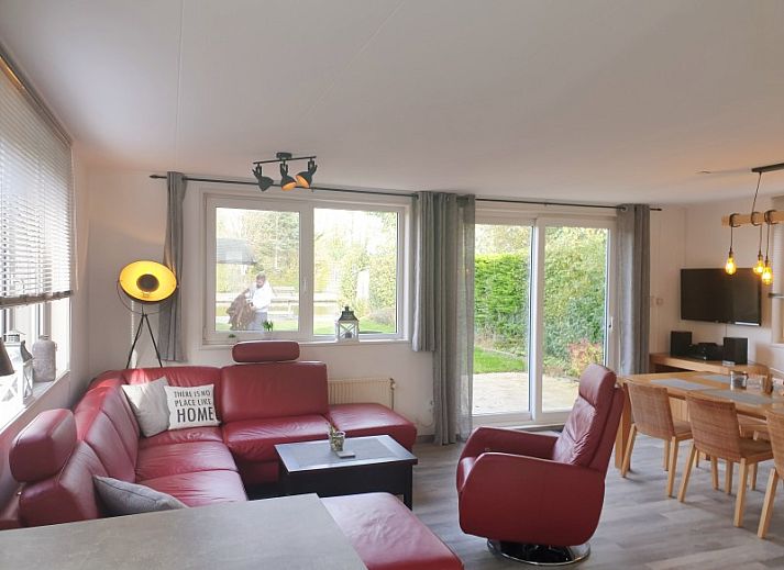 Geraeumige Terrasse am Ferienhaus Visvriend in Wervershoof, IJsselmeerkueste, Nordholland mit bequemen Sitzgelegenheiten.