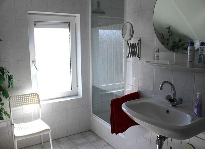 Geraeumige Terrasse am Ferienhaus Visvriend in Wervershoof, IJsselmeerkueste, Nordholland mit bequemen Sitzgelegenheiten.